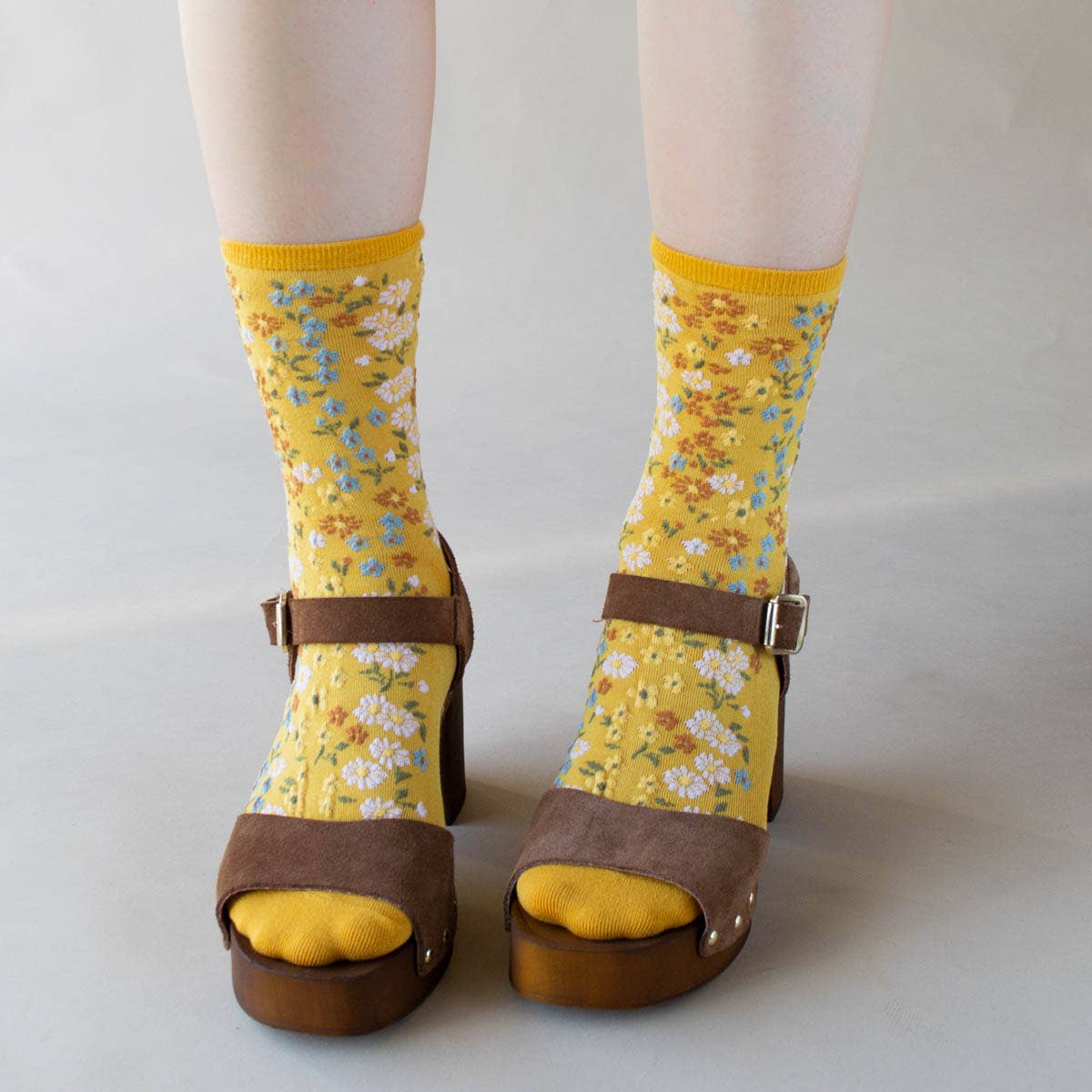 Women's Romantic Floral Socks: Oatmeal
