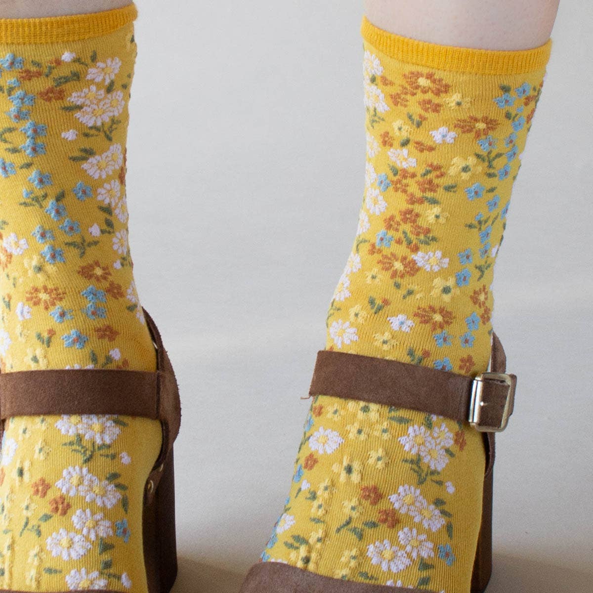 Women's Romantic Floral Socks: Oatmeal
